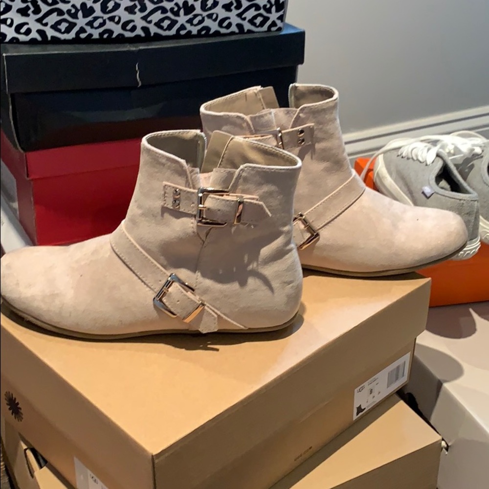 Boots 🥾 flat and basic goes with anything